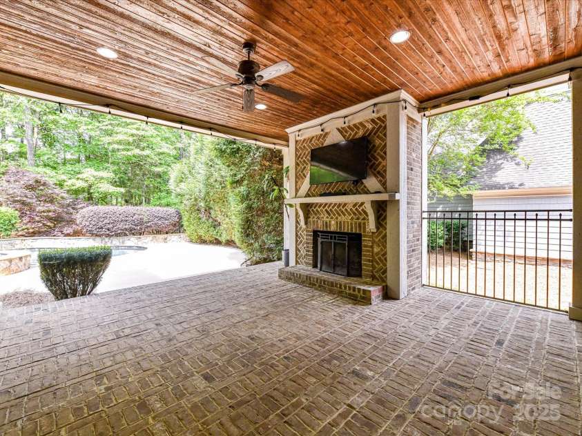 825 Hudson Place, Davidson, NC 28036.  MLS# CAR4248098, YatesRealty ID 18313. 