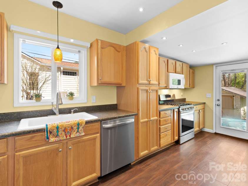 1614 Ridgewood Boulevard, Hendersonville, NC 28791.  MLS# CAR4368545, YatesRealty ID 18317. 