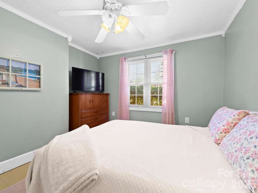 1614 Ridgewood Boulevard, Hendersonville, NC 28791.  MLS# CAR4368545, YatesRealty ID 18317. 