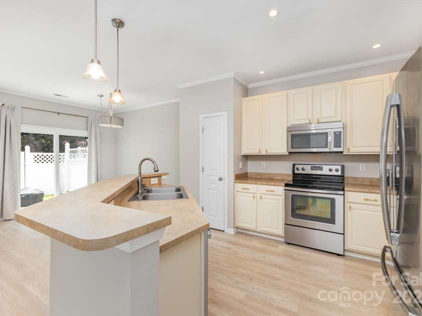 230 Dawn Mist Lane, Fort Mill, SC 29708.  MLS# CAR4264170, YatesRealty ID 18317. Freshly painted cabinets with new pulls for an updated look! Stainless Steel appliances!