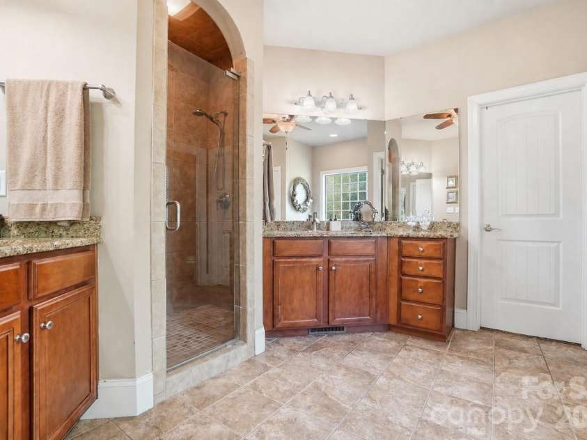 159 Riverchase Lane, Mooresville, NC 28115.  MLS# CAR4372819, YatesRealty ID 18318. PRIMARY BATH