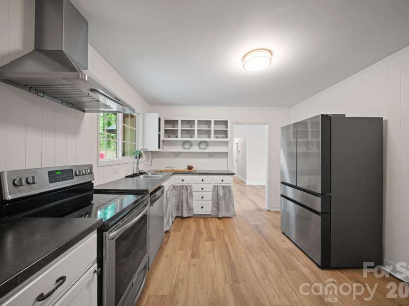 70 Melton Road, Candler, NC 28715.  MLS# CAR4369605, YatesRealty ID 18319. 