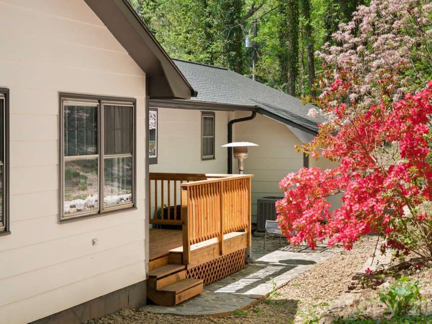 70 Melton Road, Candler, NC 28715.  MLS# CAR4369605, YatesRealty ID 18319. 