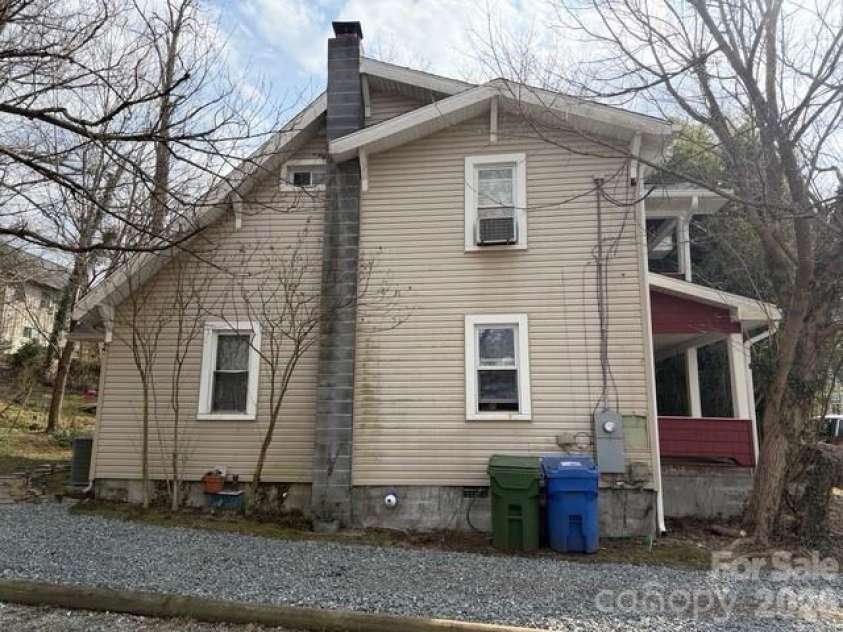 46 Mount Clare Avenue, Asheville, NC 28801.  MLS# CAR4369977, YatesRealty ID 18320. 