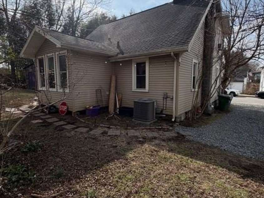 46 Mount Clare Avenue, Asheville, NC 28801.  MLS# CAR4369977, YatesRealty ID 18320. 