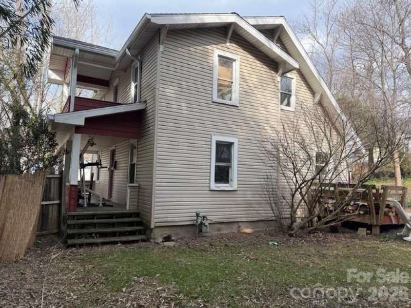 46 Mount Clare Avenue, Asheville, NC 28801.  MLS# CAR4369977, YatesRealty ID 18320. 