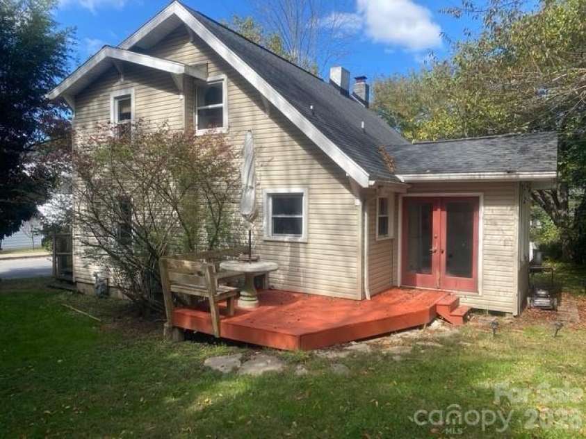 46 Mount Clare Avenue, Asheville, NC 28801.  MLS# CAR4369977, YatesRealty ID 18320. 