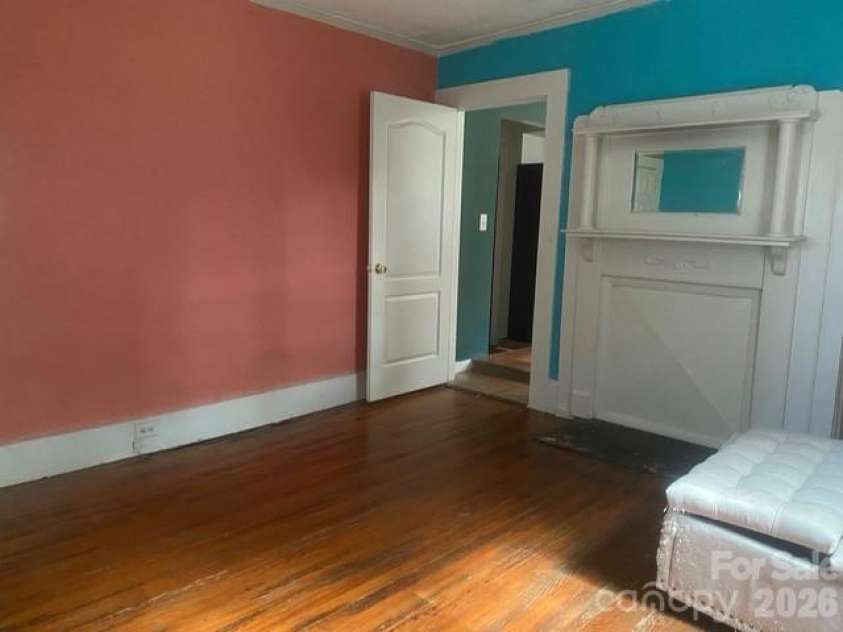 46 Mount Clare Avenue, Asheville, NC 28801.  MLS# CAR4369977, YatesRealty ID 18320. 