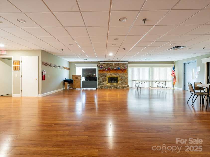 502 Spanish Oak Lane, Hendersonville, NC 28791.  MLS# CAR4260697, YatesRealty ID 18322. Clubhouse Seating