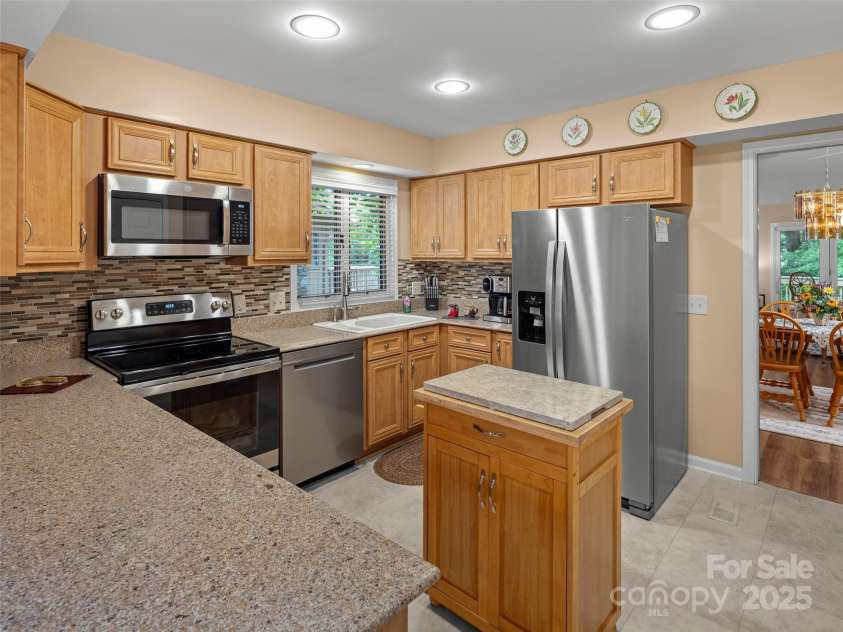 502 Spanish Oak Lane, Hendersonville, NC 28791.  MLS# CAR4260697, YatesRealty ID 18322. Granite and Stainless Appliances