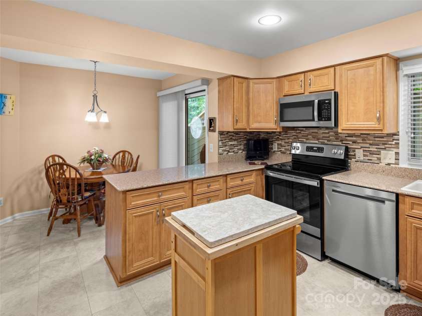 502 Spanish Oak Lane, Hendersonville, NC 28791.  MLS# CAR4260697, YatesRealty ID 18322. Spacious Tiled Kitchen and Breakfast Room