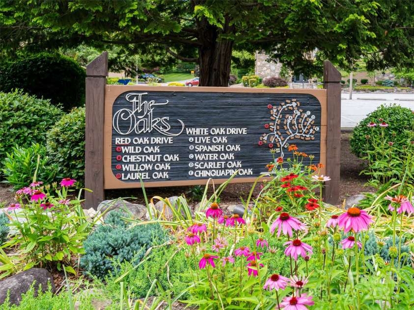 502 Spanish Oak Lane, Hendersonville, NC 28791.  MLS# CAR4260697, YatesRealty ID 18322. The Oaks Entry