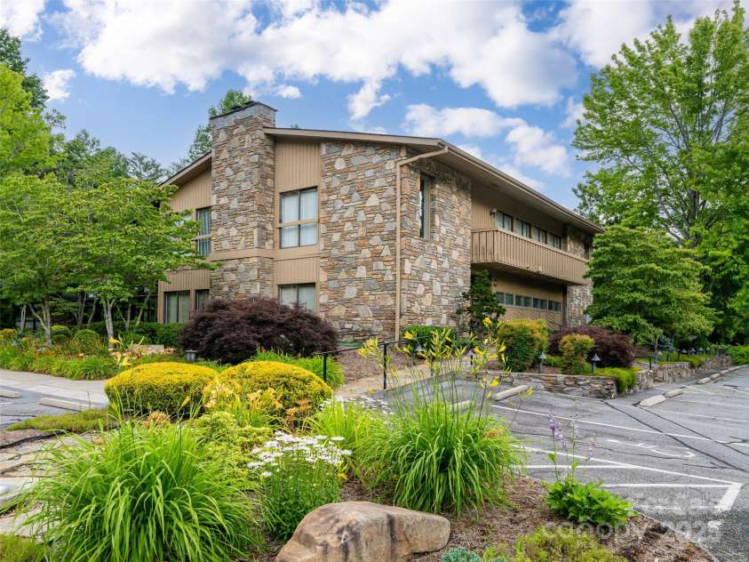 502 Spanish Oak Lane, Hendersonville, NC 28791.  MLS# CAR4260697, YatesRealty ID 18322. Well Appointed Club House With Kitchen and Ample Seating