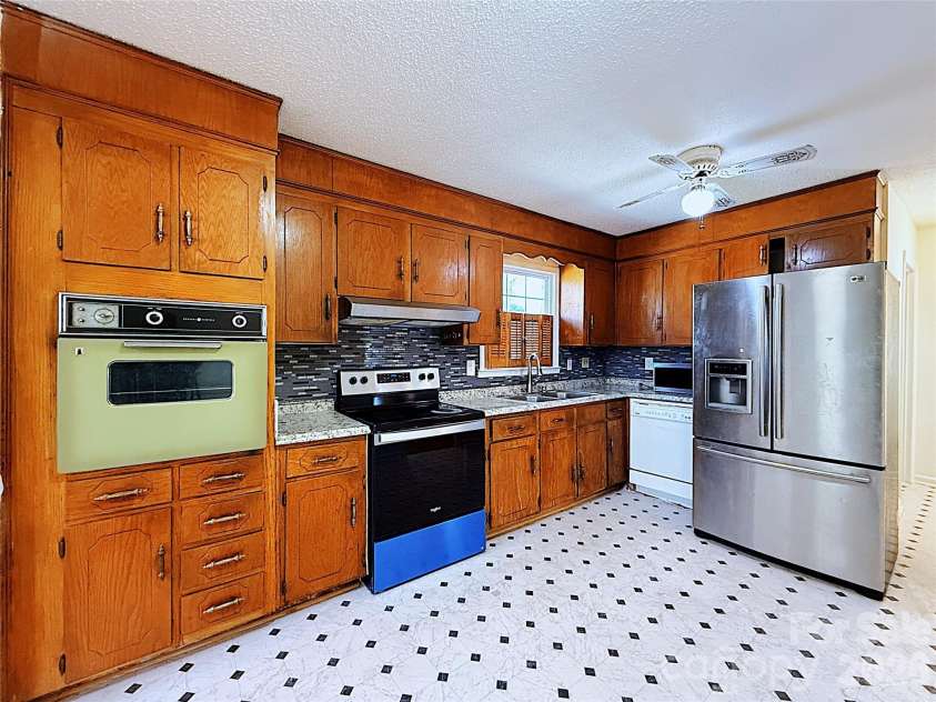 6625 Old Post Road, Charlotte, NC 28212.  MLS# CAR4341423, YatesRealty ID 18322. 