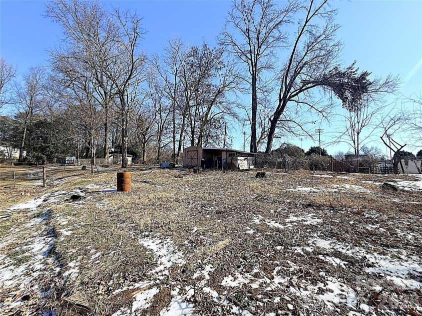 6625 Old Post Road, Charlotte, NC 28212.  MLS# CAR4341423, YatesRealty ID 18322. 