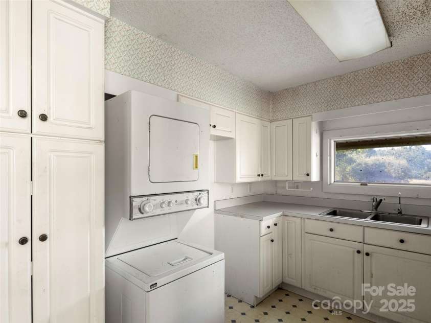 272 Pinners Cove Road, Asheville, NC 28803.  MLS# CAR4265368, YatesRealty ID 18324. 