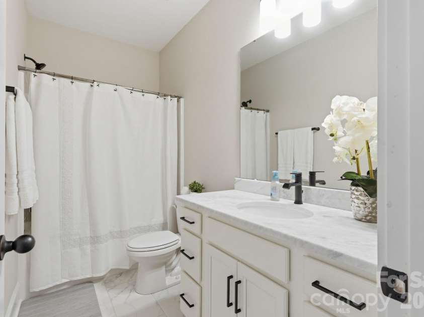 729 Veloway Drive, Rock Hill, SC 29730.  MLS# CAR4376422, YatesRealty ID 18325. Second full upper bath