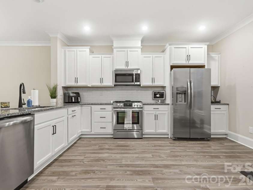 729 Veloway Drive, Rock Hill, SC 29730.  MLS# CAR4376422, YatesRealty ID 18325. Stainless Appliances