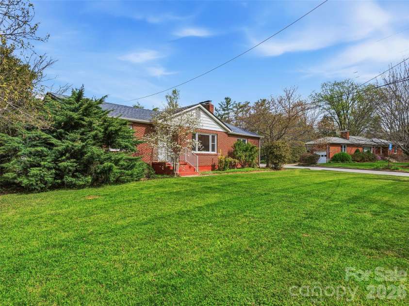 274 Old Haw Creek Road, Asheville, NC 28805.  MLS# CAR4366358, YatesRealty ID 18327. 