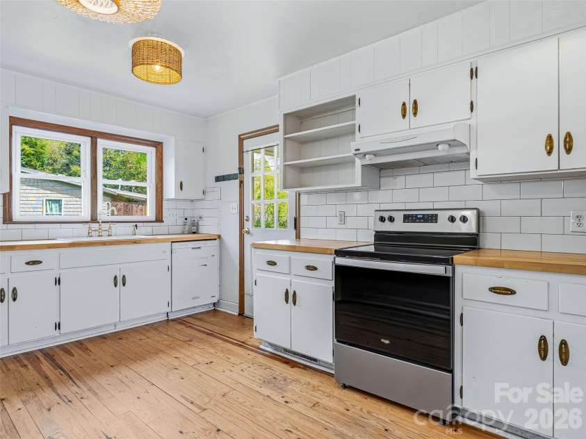 274 Old Haw Creek Road, Asheville, NC 28805.  MLS# CAR4366358, YatesRealty ID 18327. 