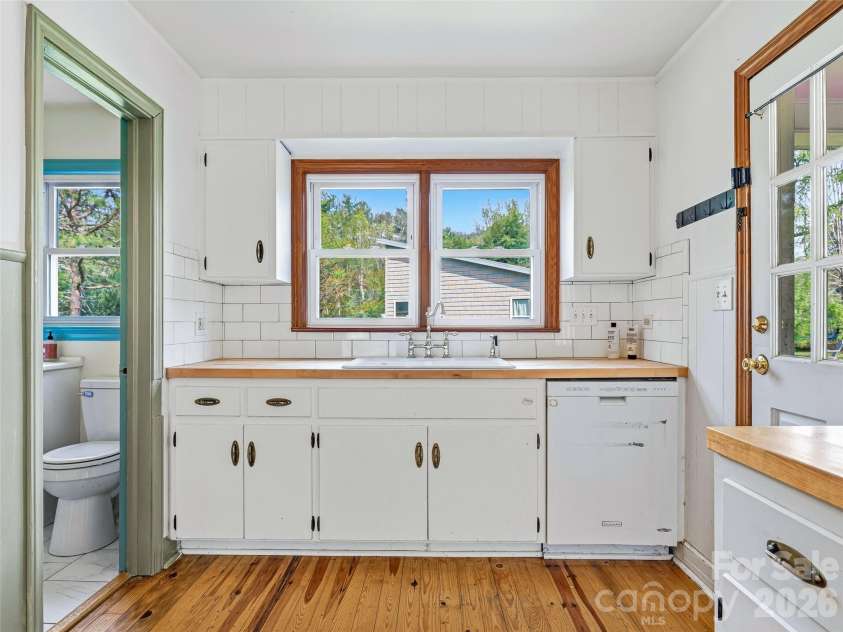 274 Old Haw Creek Road, Asheville, NC 28805.  MLS# CAR4366358, YatesRealty ID 18327. 