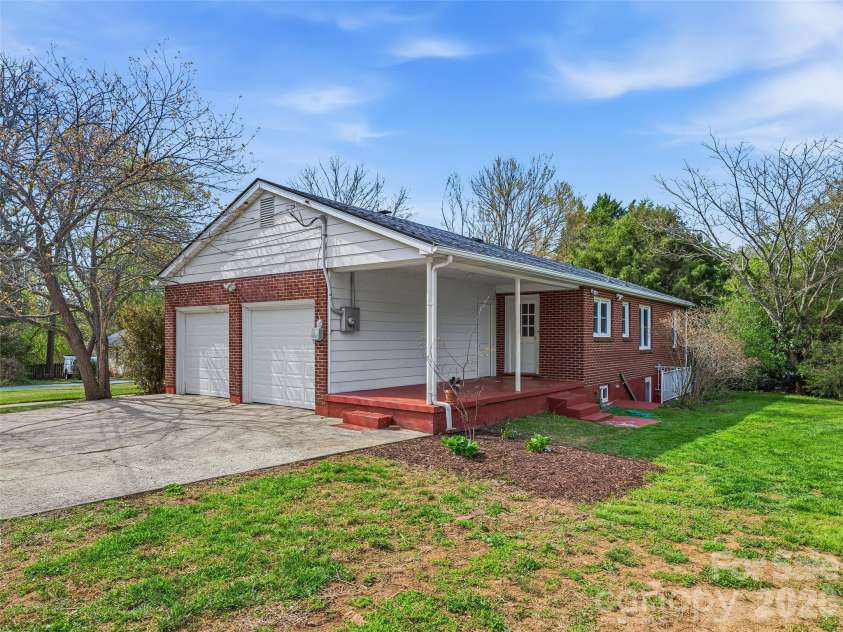 274 Old Haw Creek Road, Asheville, NC 28805.  MLS# CAR4366358, YatesRealty ID 18327. 