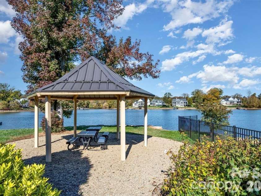 117 Tomahawk Drive, Mooresville, NC 28117.  MLS# CAR4372781, YatesRealty ID 18329. 