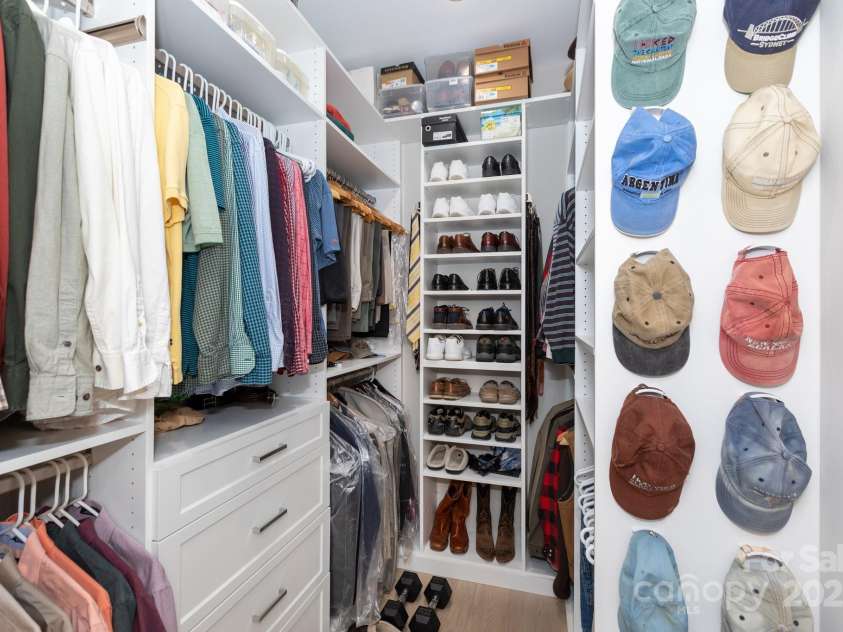 2031 Brook View Court, Matthews, NC 28104.  MLS# CAR4266397, YatesRealty ID 18329. 