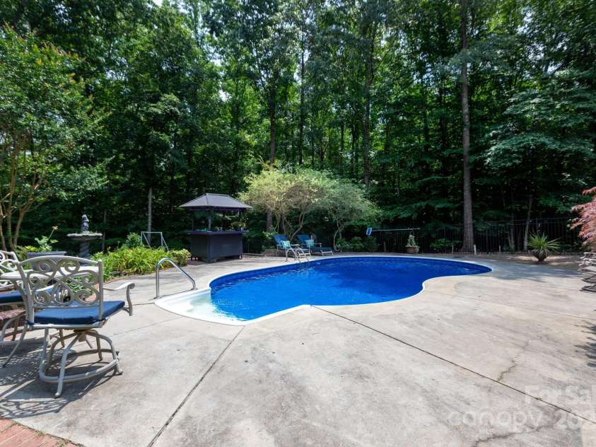 2031 Brook View Court, Matthews, NC 28104.  MLS# CAR4266397, YatesRealty ID 18329. 