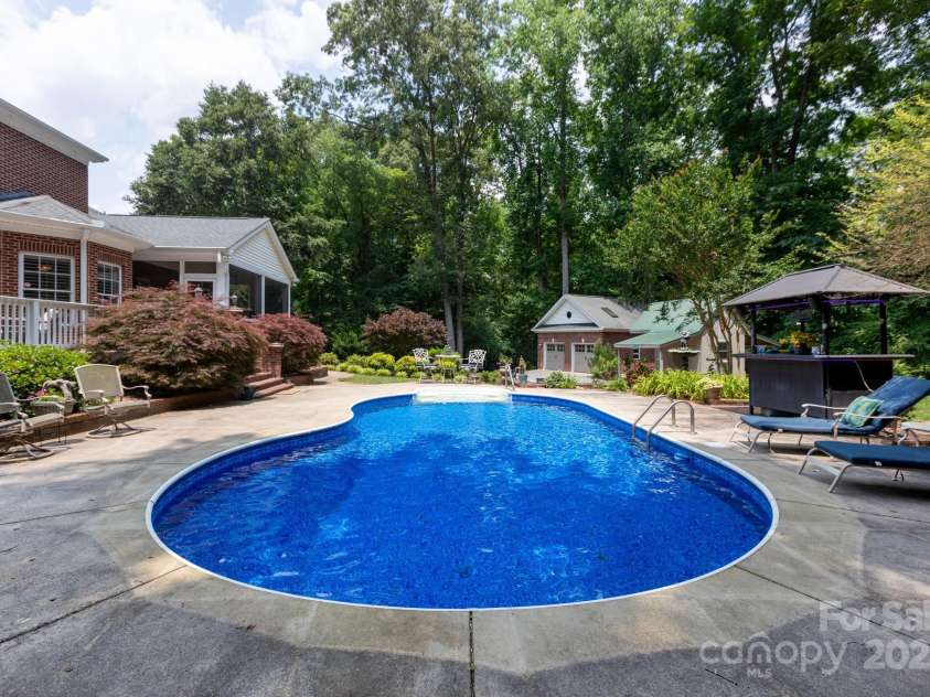 2031 Brook View Court, Matthews, NC 28104.  MLS# CAR4266397, YatesRealty ID 18329. 