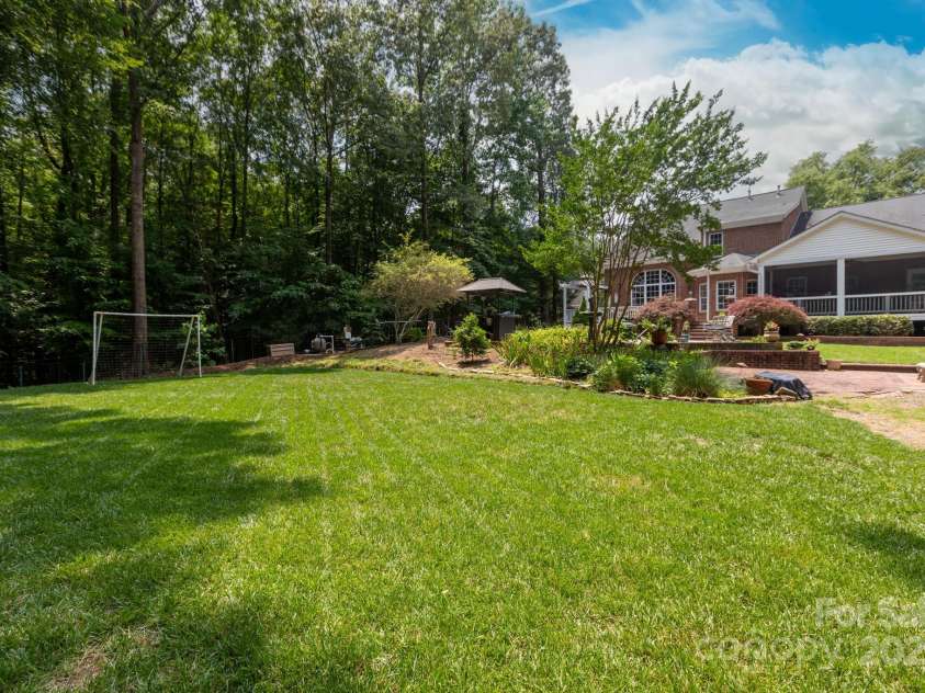 2031 Brook View Court, Matthews, NC 28104.  MLS# CAR4266397, YatesRealty ID 18329. 