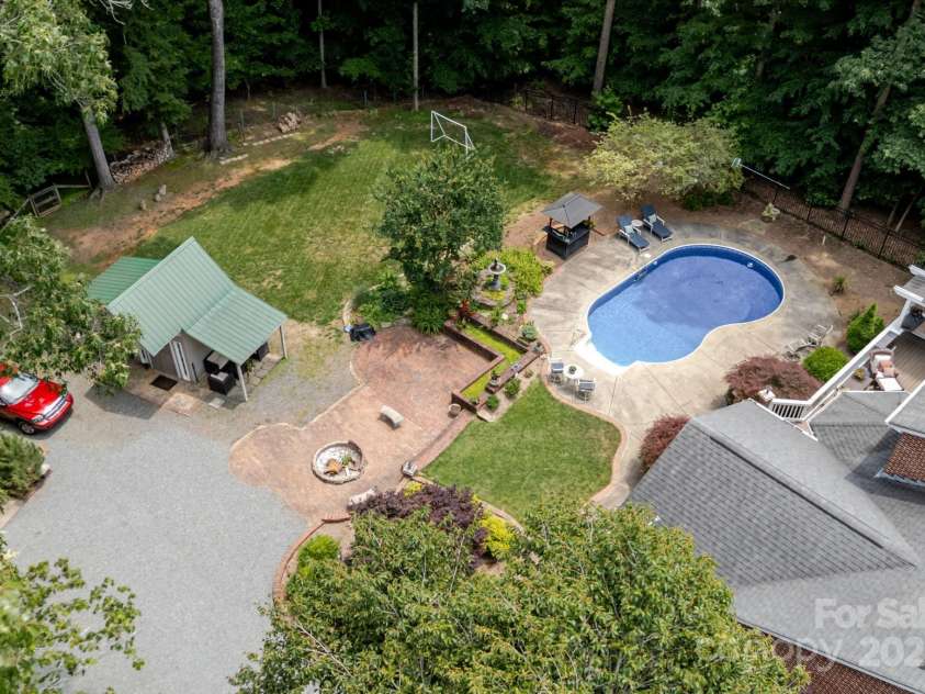 2031 Brook View Court, Matthews, NC 28104.  MLS# CAR4266397, YatesRealty ID 18329. 