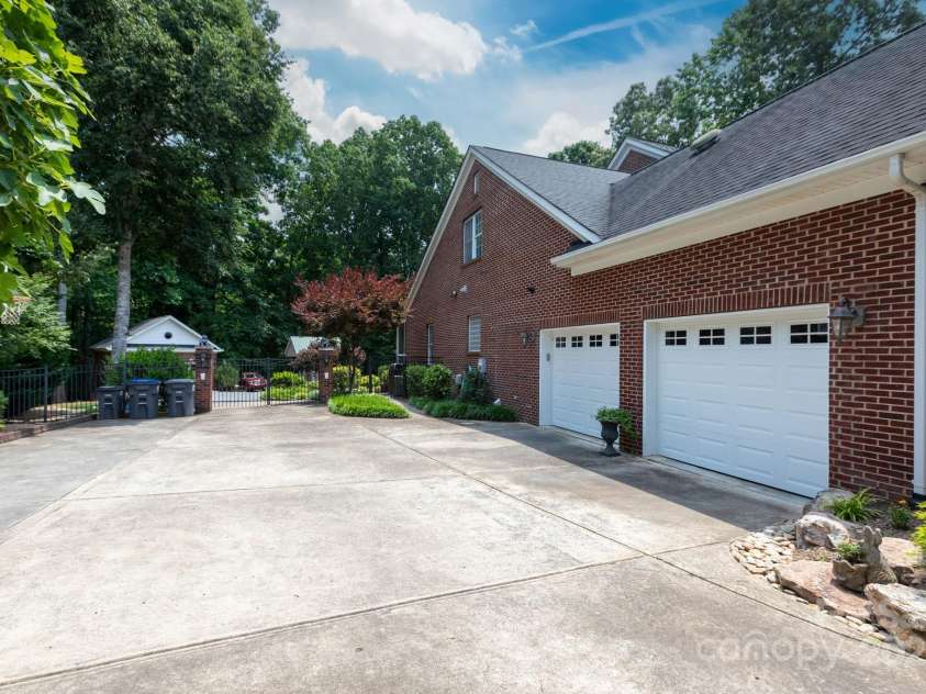 2031 Brook View Court, Matthews, NC 28104.  MLS# CAR4266397, YatesRealty ID 18329. 