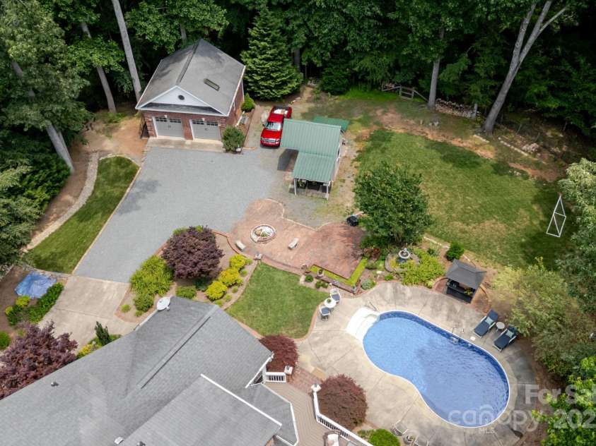 2031 Brook View Court, Matthews, NC 28104.  MLS# CAR4266397, YatesRealty ID 18329. 