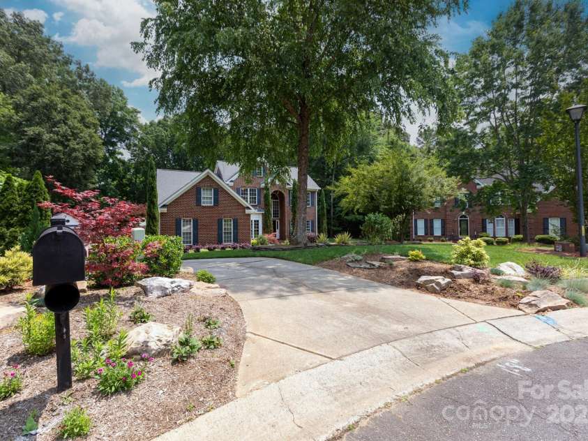 2031 Brook View Court, Matthews, NC 28104.  MLS# CAR4266397, YatesRealty ID 18329. 
