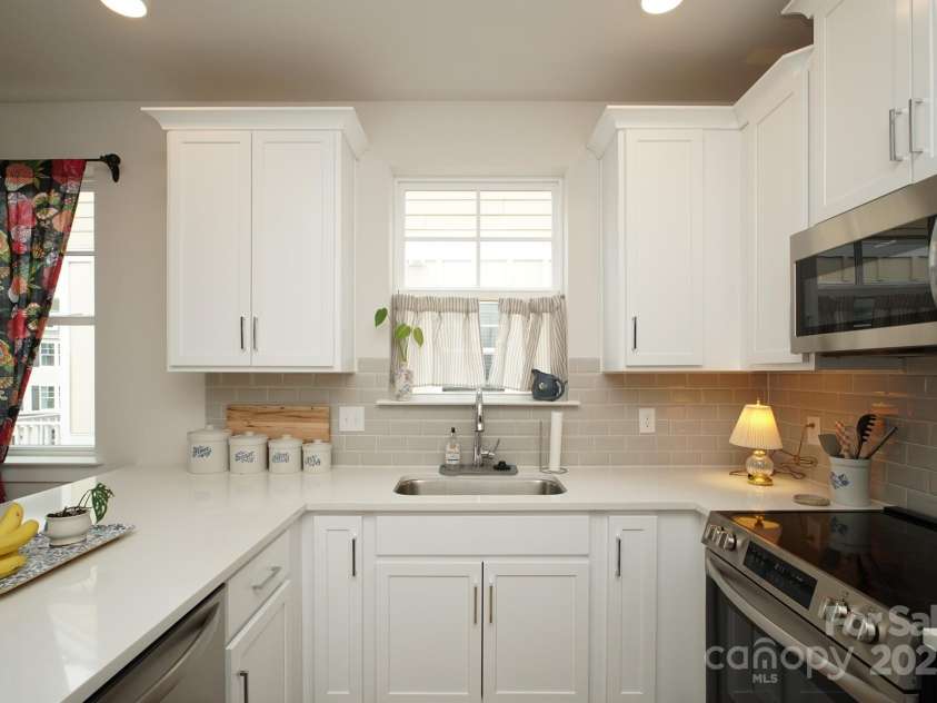 711 Beaty Street, Davidson, NC 28036.  MLS# CAR4261256, YatesRealty ID 18333. Kitchen