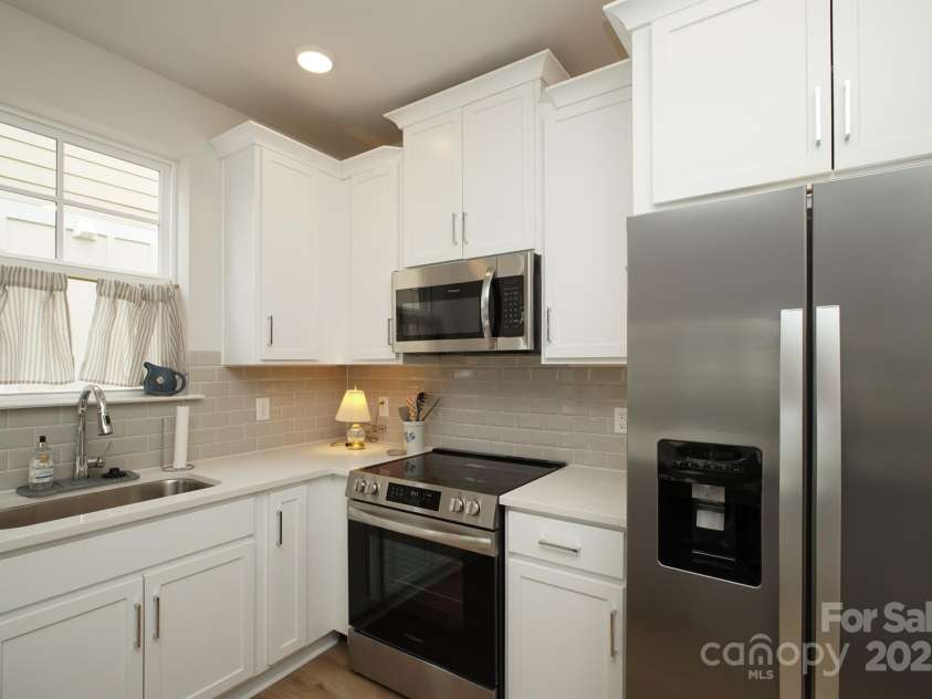 711 Beaty Street, Davidson, NC 28036.  MLS# CAR4261256, YatesRealty ID 18333. Stainless Steel Appliances