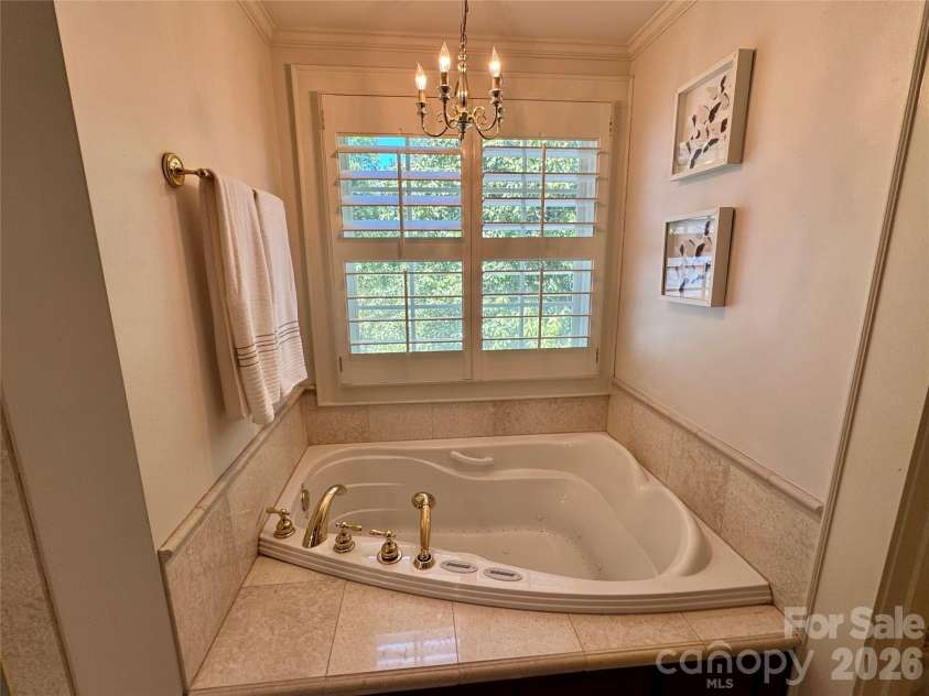 135 Eastover Drive, Concord, NC 28025.  MLS# CAR4372320, YatesRealty ID 18335. Jetted tub in th primary bath.