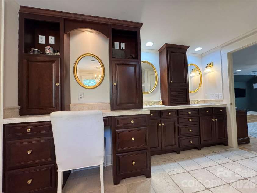 135 Eastover Drive, Concord, NC 28025.  MLS# CAR4372320, YatesRealty ID 18335. Primary bath features double sinks, custom cabinetry and a makeup vanity.