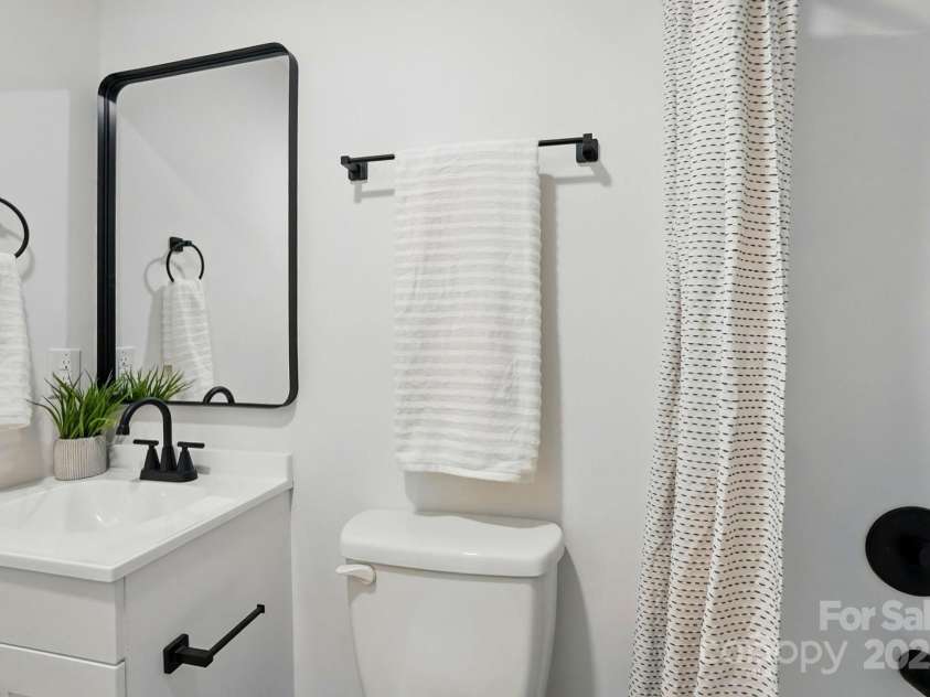 1035 Wexford Place, Concord, NC 28027.  MLS# CAR4264207, YatesRealty ID 18338. Secondary Suite - Bathroom