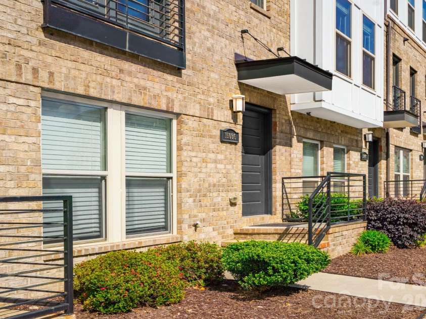15036 New Amsterdam Lane, Charlotte, NC 28204.  MLS# CAR4367644, YatesRealty ID 18341. 