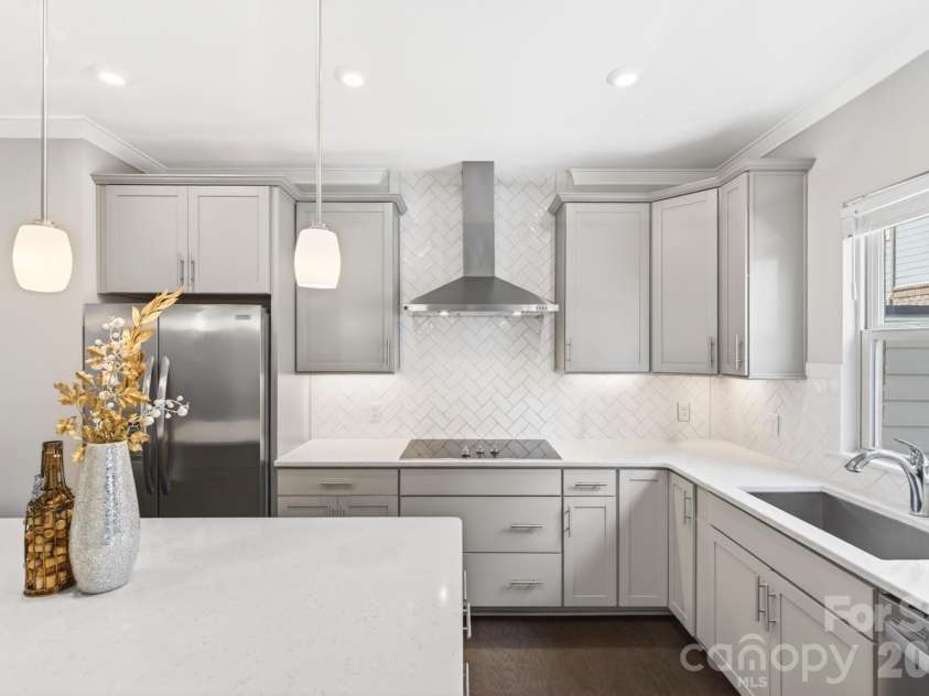 15036 New Amsterdam Lane, Charlotte, NC 28204.  MLS# CAR4367644, YatesRealty ID 18341. 