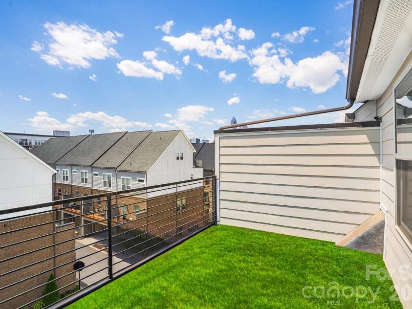 15036 New Amsterdam Lane, Charlotte, NC 28204.  MLS# CAR4367644, YatesRealty ID 18341. 