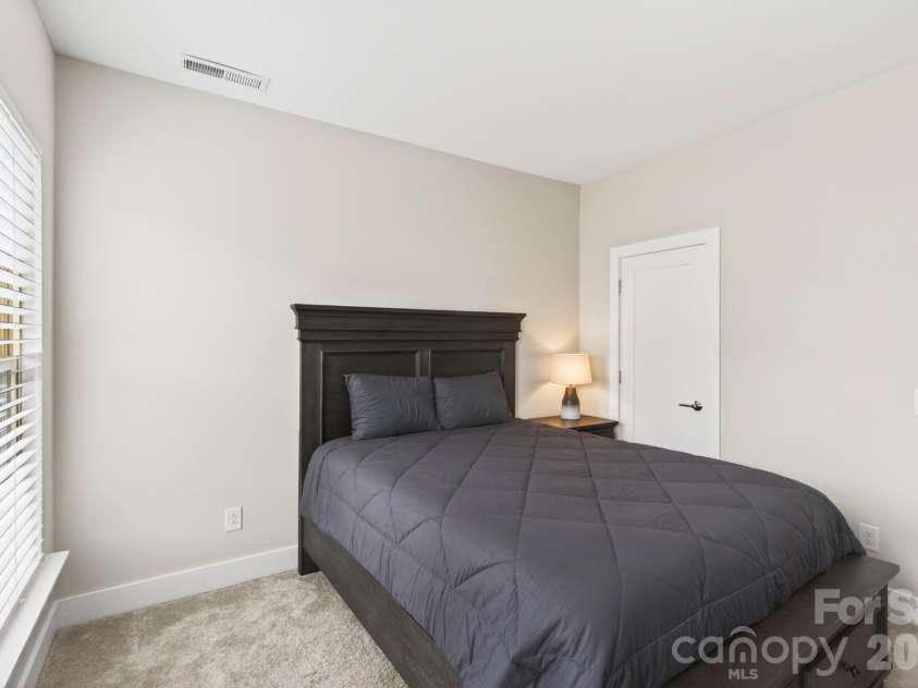 15036 New Amsterdam Lane, Charlotte, NC 28204.  MLS# CAR4367644, YatesRealty ID 18341. 