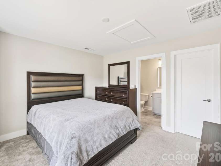 15036 New Amsterdam Lane, Charlotte, NC 28204.  MLS# CAR4367644, YatesRealty ID 18341. 