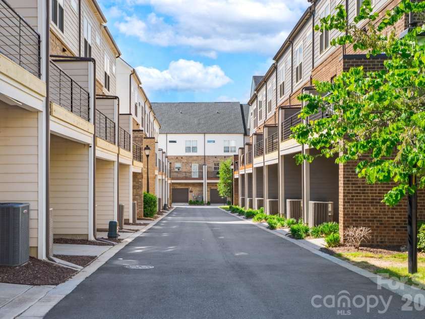 15036 New Amsterdam Lane, Charlotte, NC 28204.  MLS# CAR4367644, YatesRealty ID 18341. 