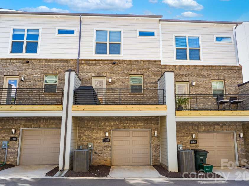 15036 New Amsterdam Lane, Charlotte, NC 28204.  MLS# CAR4367644, YatesRealty ID 18341. 