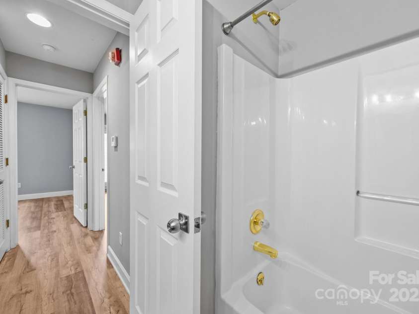 416 Queens Road, Charlotte, NC 28207.  MLS# CAR4289305, YatesRealty ID 18343. 2nd Bath across the hall from 2nd BR