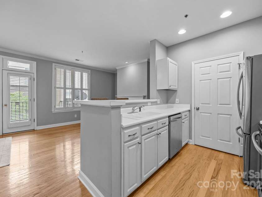416 Queens Road, Charlotte, NC 28207.  MLS# CAR4289305, YatesRealty ID 18343. 
