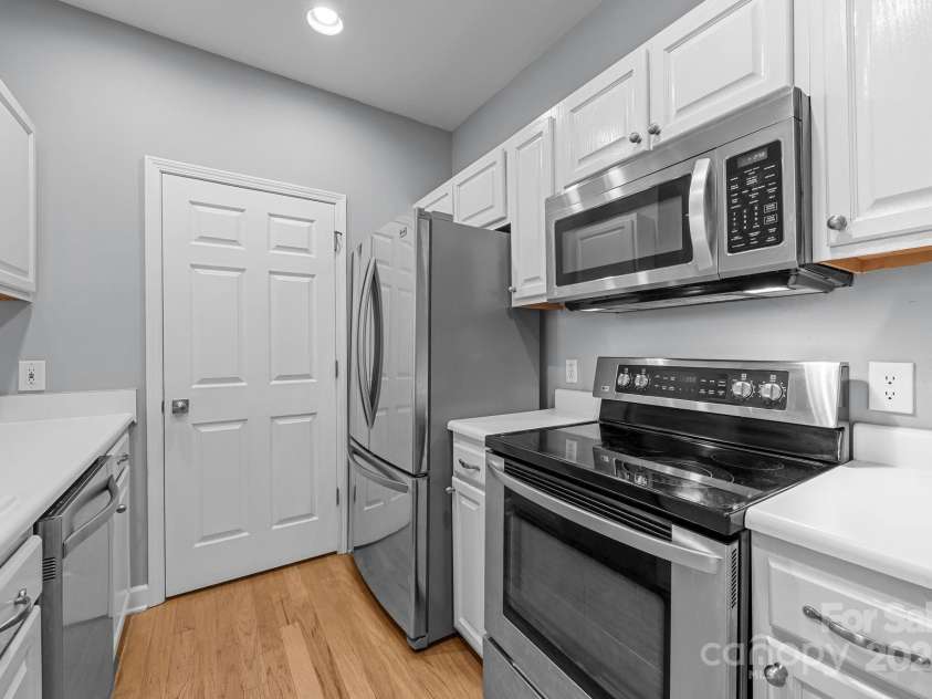 416 Queens Road, Charlotte, NC 28207.  MLS# CAR4289305, YatesRealty ID 18343. 